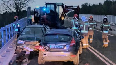 Ust gecitte sabah dominolari aralarinda romorkunda ekskavator tasiyan bir aracin da bulundugu uc arac carpisti 24760