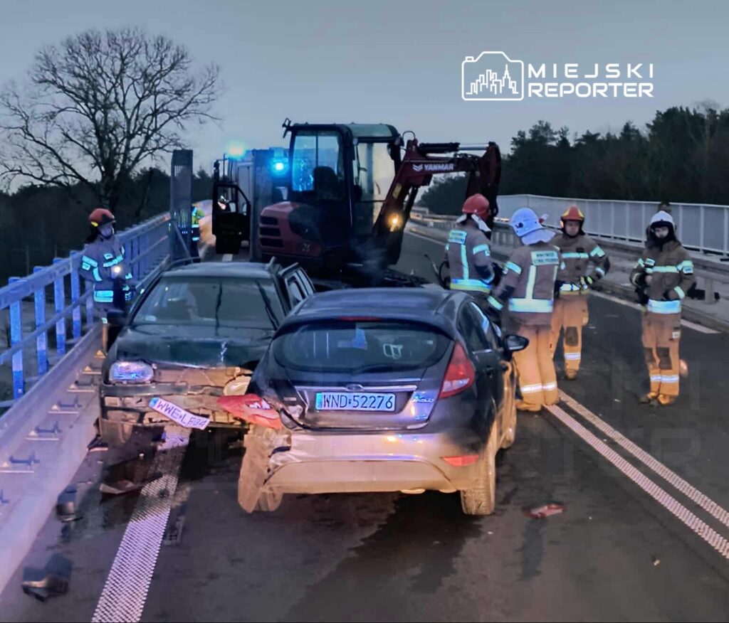 ust gecitte sabah dominolari aralarinda romorkunda ekskavator tasiyan bir aracin da bulundugu uc arac carpisti 24760