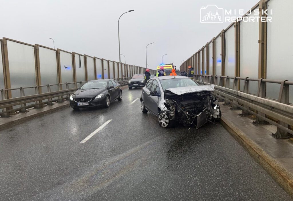Üst geçitteki bir virajda sollama yapmış. Bariyerlere ve diğer arabaya çarptı. 1 Ust gecitteki bir virajda sollama yapmis bariyerlere ve diger arabaya carpti 25568