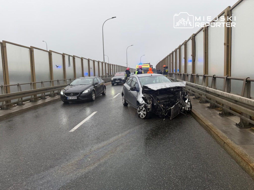 ust gecitteki bir virajda sollama yapmis bariyerlere ve diger arabaya carpti 25568