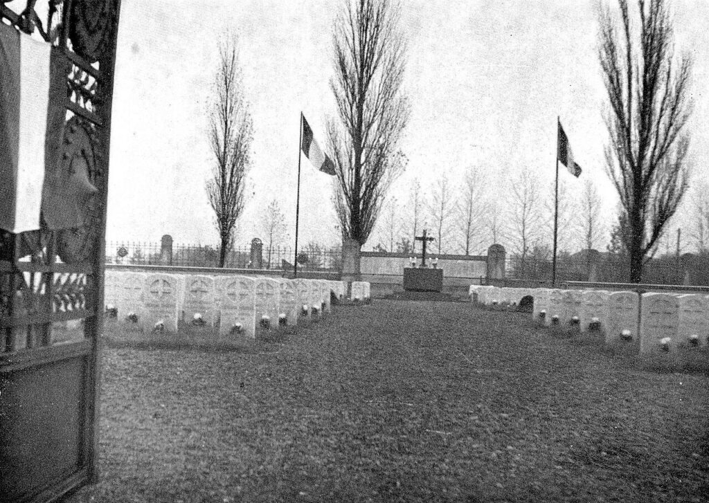 varsova daki i talyan askerleri mezarligi neredeyse 100 yillik bir tarih ve burada yatan 2 000 den fazla asker 22158