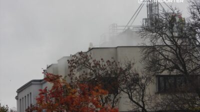 Varsova nin merkezinde bir apartman blogunun catisinda yangin cikti duman uzaktan goruldu 20963