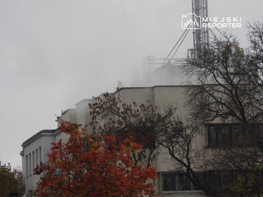 varsova nin merkezinde bir apartman blogunun catisinda yangin cikti duman uzaktan goruldu 20963