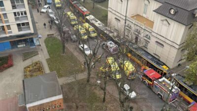 Varsova nin merkezinde iki tramvay ve bir otobus carpisti cok sayida yarali var kurtarma operasyonu devam ediyor 23907
