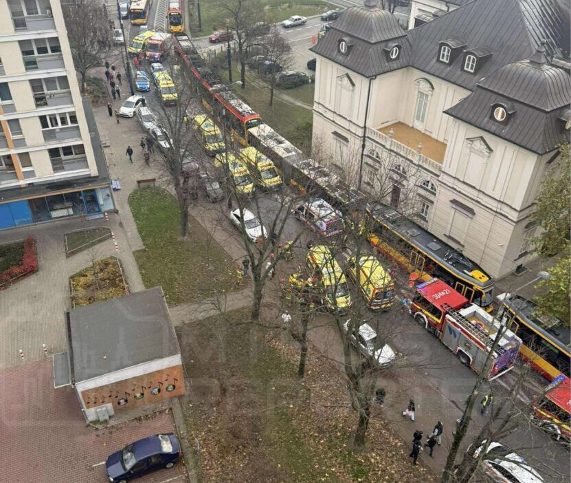Varsova nin merkezinde iki tramvay ve bir otobus carpisti cok sayida yarali var kurtarma operasyonu devam ediyor 23907