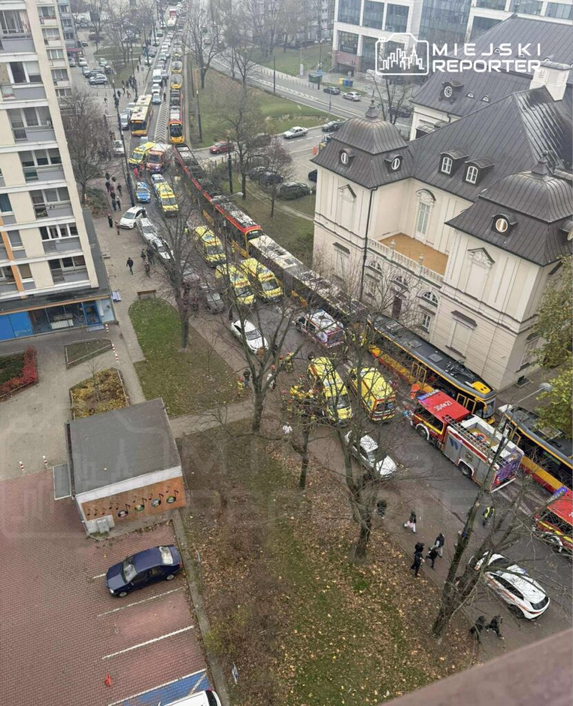 varsova nin merkezinde iki tramvay ve bir otobus carpisti cok sayida yarali var kurtarma operasyonu devam ediyor 23907