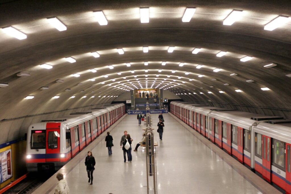 varsova sakinleri icin buyuk zorluklar 10 metro istasyonu kapali 23097
