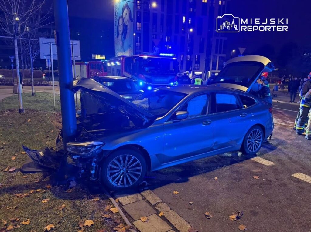 varsova sokaklarinda takip bir polis barikatina ve bir direge carpti birkac arabaya zarar verdi 21695