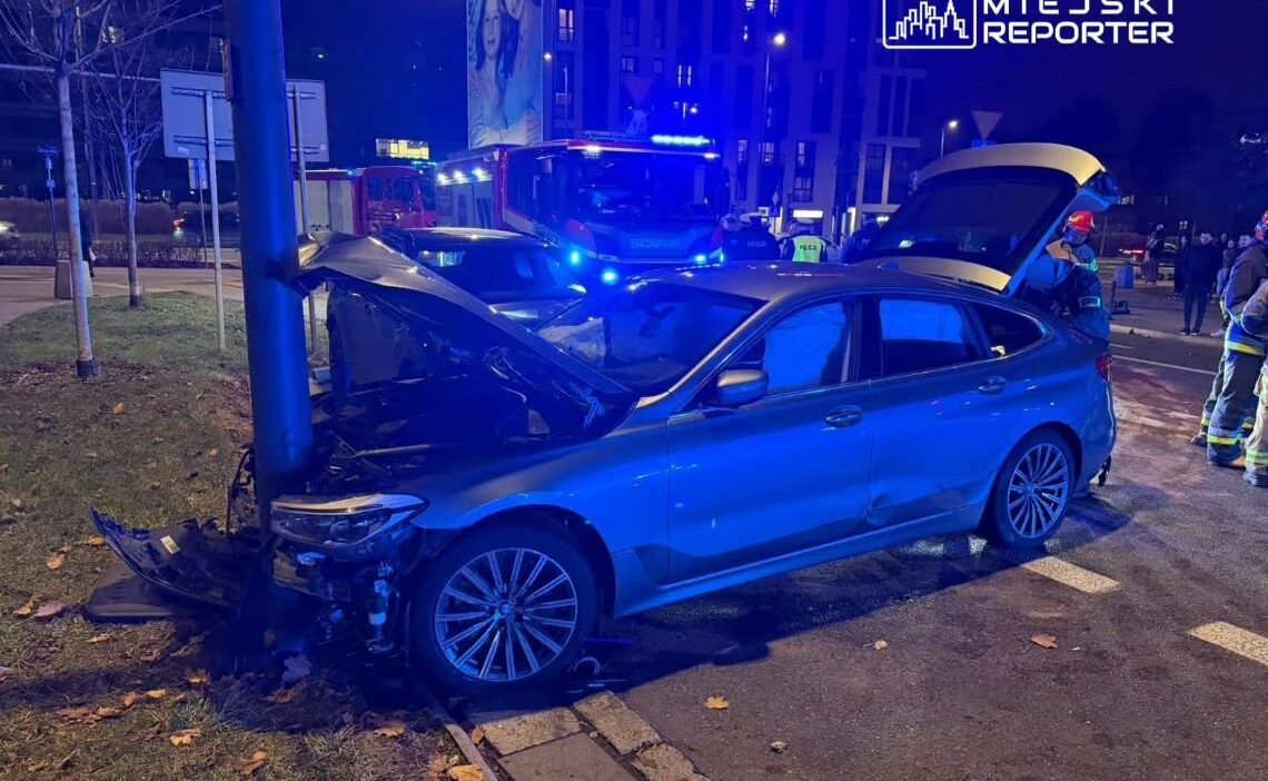 Varsova sokaklarinda takip bir polis barikatina ve bir direge carpti birkac arabaya zarar verdi 21695