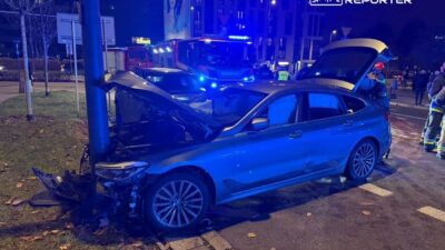 Varsova sokaklarinda takip bir polis barikatina ve bir direge carpti birkac arabaya zarar verdi 21695