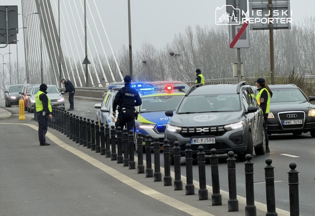 Varsova ve cevresinde ayik sabah polis memurlari suruculerin ayikligini kontrol etti 26754