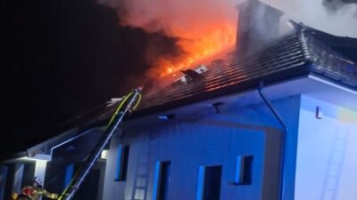 Varsova yakinlarinda ev yangini dokuz itfaiye ekibi yanginla mucadele ediyordu yangin sondurme operasyonu sirasinda cati yerinden sokuldu yarali itfaiyeci 22347