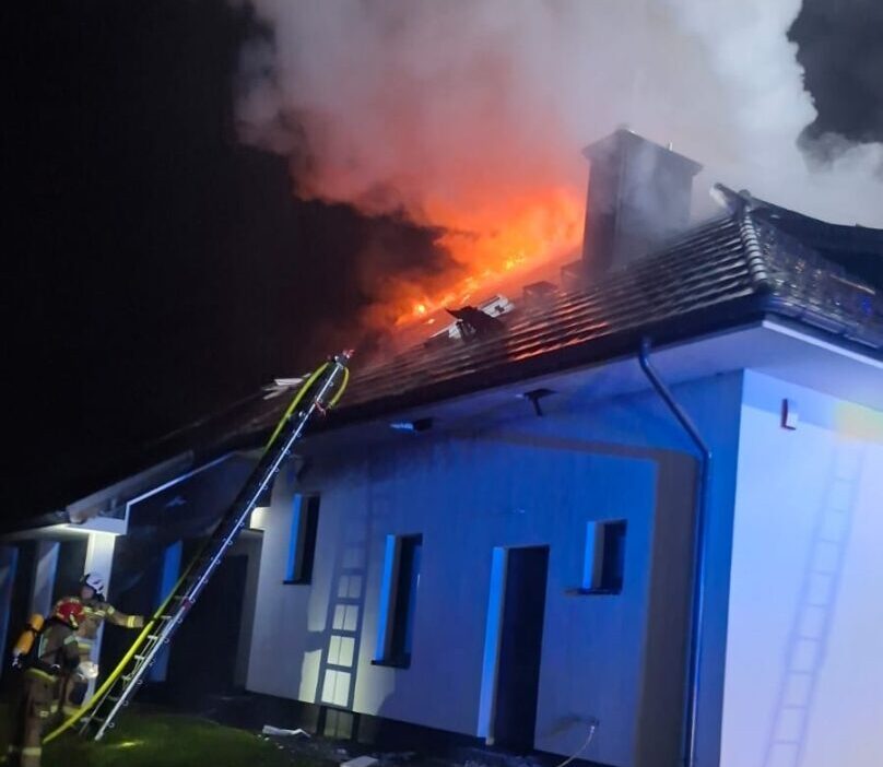 Varsova yakinlarinda ev yangini dokuz itfaiye ekibi yanginla mucadele ediyordu yangin sondurme operasyonu sirasinda cati yerinden sokuldu yarali itfaiyeci 22347