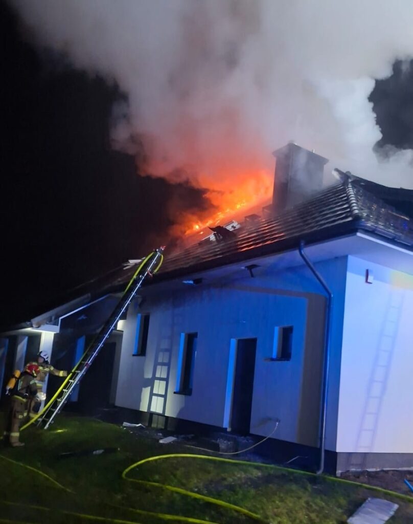 varsova yakinlarinda ev yangini dokuz itfaiye ekibi yanginla mucadele ediyordu yangin sondurme operasyonu sirasinda cati yerinden sokuldu yarali itfaiyeci 22347