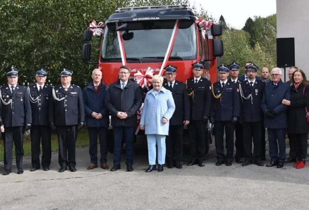 w jcik ko milletvekiliyle cektirdigi fotografla alay etmek istedi fotografta kimin oldugunu fark etmedi 22677