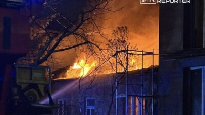 Włochy'de bir binada çıkan yangın tüm binayı kapladı. Altı itfaiye ekibi iş başında 2 W ochy de bir binada cikan yangin tum binayi kapladi alti itfaiye ekibi is basinda 26619