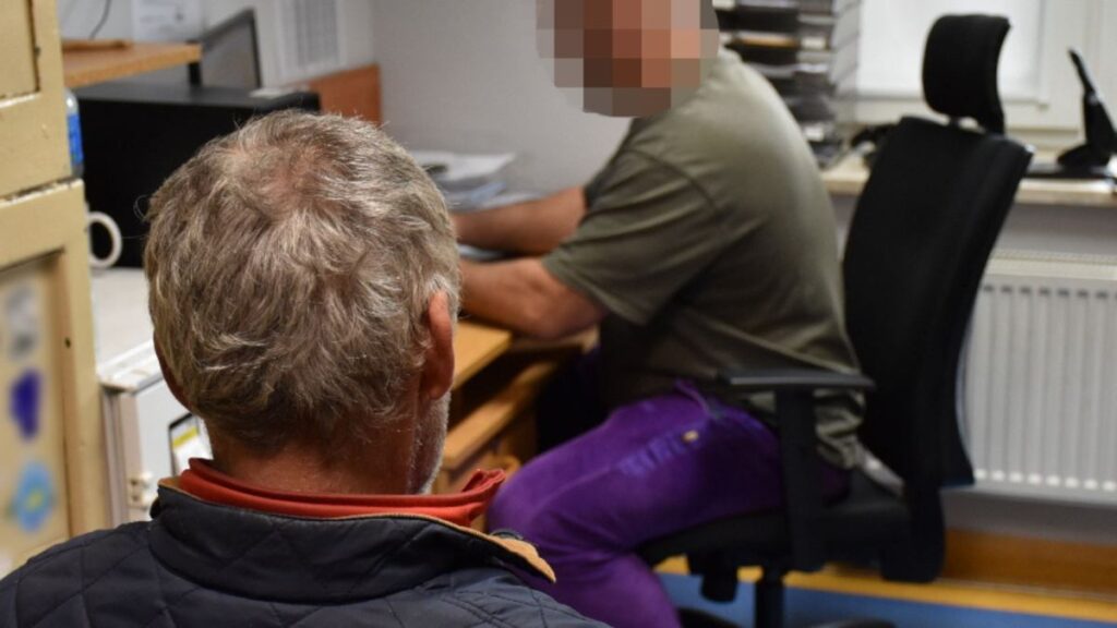 wolomin de 50 yasinda bir adam soygun ihbarinda bulundu polis onu sinir muhafizlarina teslim etti 21736