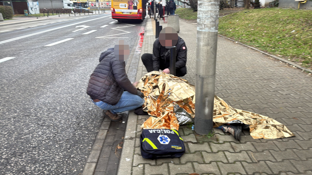 Yasli bir kadin sokakta yere yigildi kadina wola dan polis memurlari yardim etti 26276