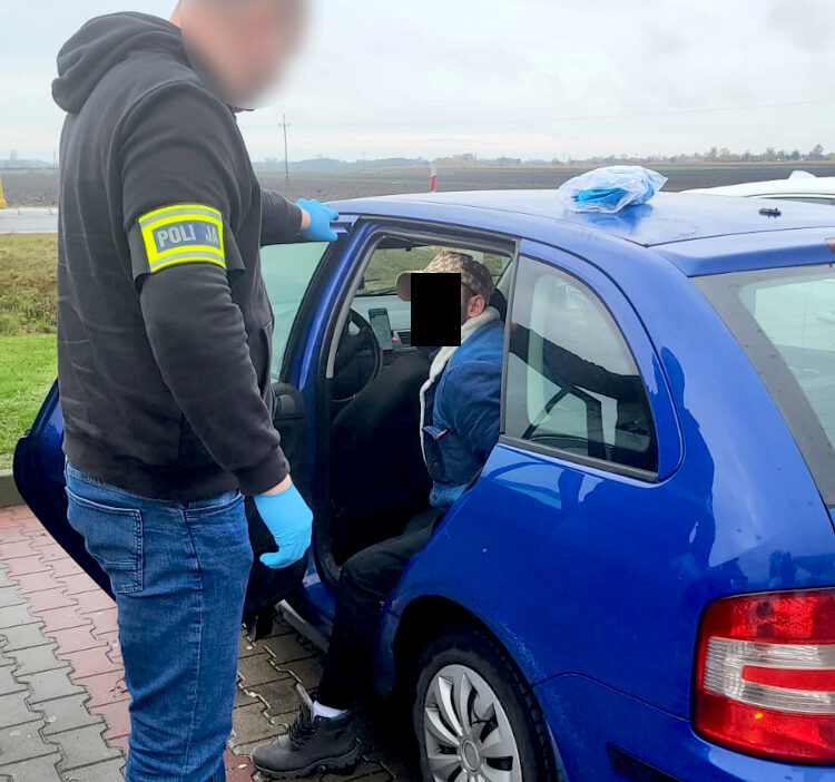 Yasli vatandaslari dolandirdilar gozaltina alindilar ve tutuklandilar 21591