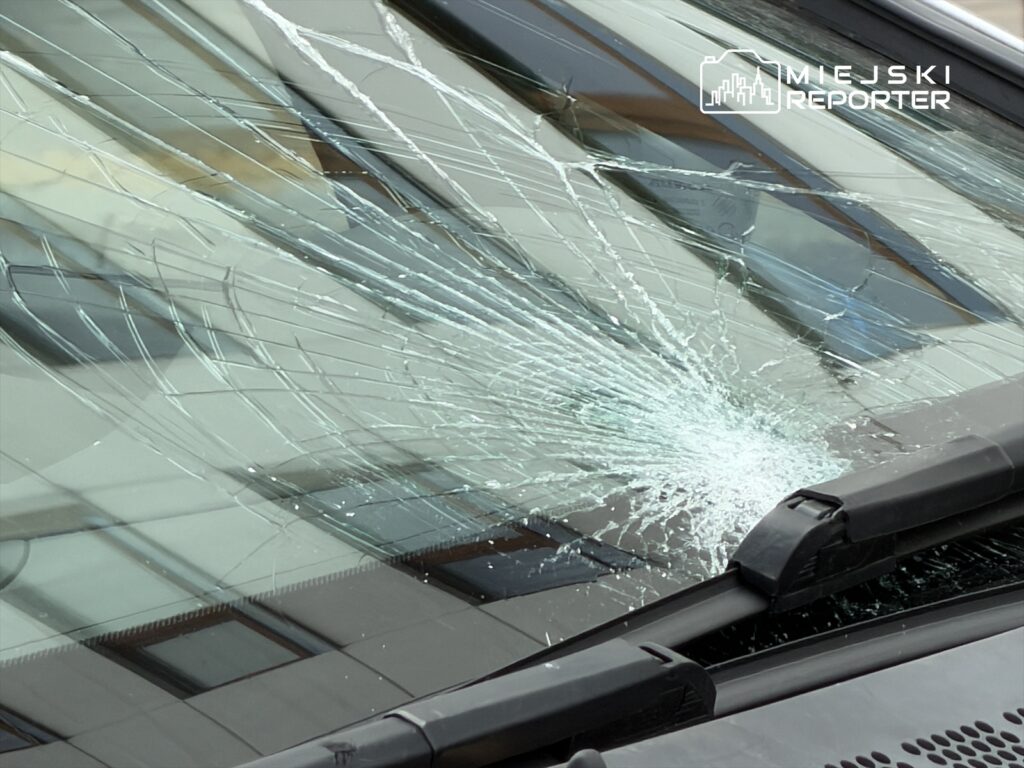 yaya gecidinin disinda bir aracin arkasindan dogrudan karsidan gelen bir arabanin onunde w ochy de bir yayaya carpildi 23172