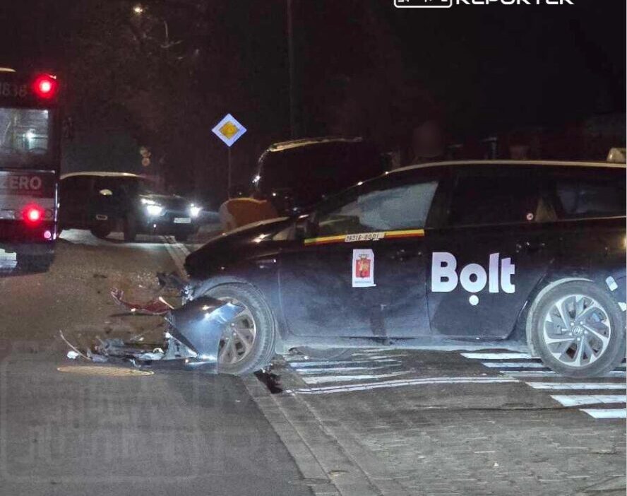 Yolcu tasimaciligi yapan bir surucu onceligi zorlayarak bir otobuse yandan carpti park halindeki cadillac hasar gordu 24562