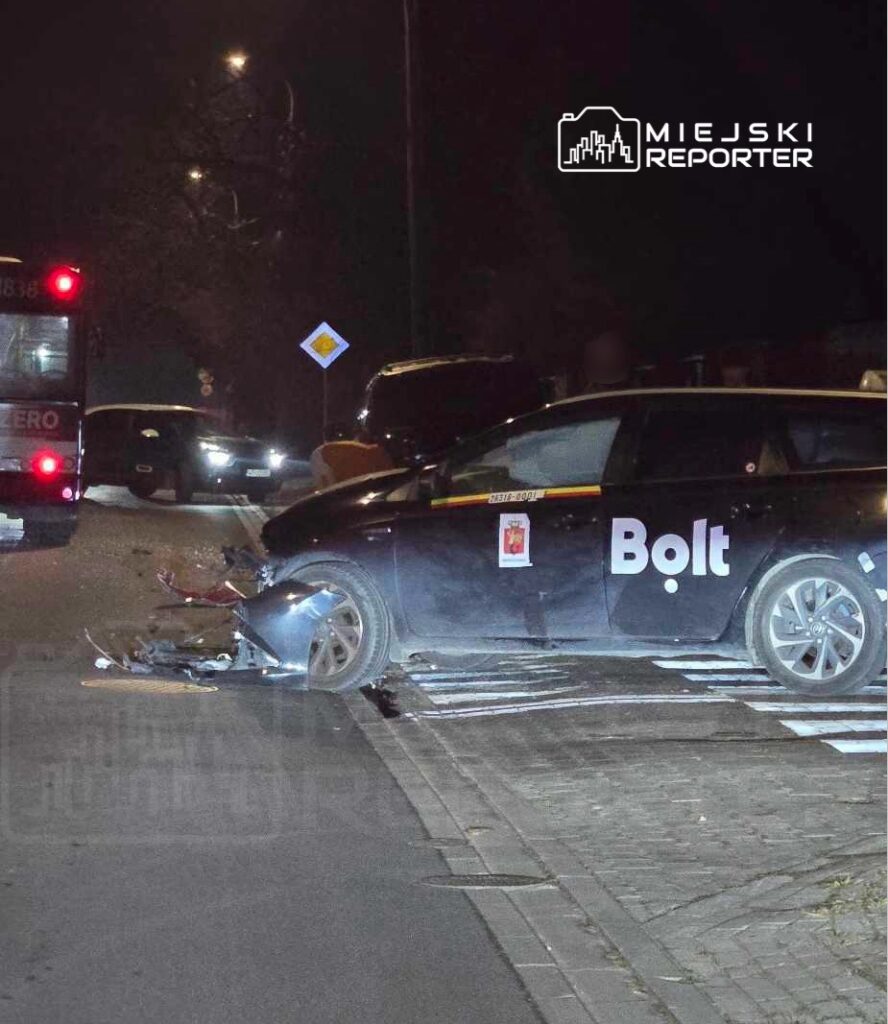 yolcu tasimaciligi yapan bir surucu onceligi zorlayarak bir otobuse yandan carpti park halindeki cadillac hasar gordu 24562