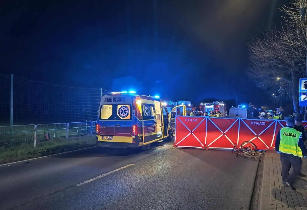 Yolda trajik bir kaza meydana geldi bisiklet suren bir adam hareket halindeki bir aracin hemen onunden karayoluna cikti 63 yasindaki adam olay yerinde hayatini kaybetti 22976