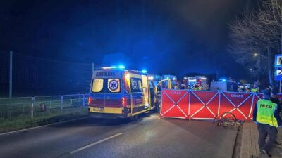 Yolda trajik bir kaza meydana geldi bisiklet suren bir adam hareket halindeki bir aracin hemen onunden karayoluna cikti 63 yasindaki adam olay yerinde hayatini kaybetti 22976