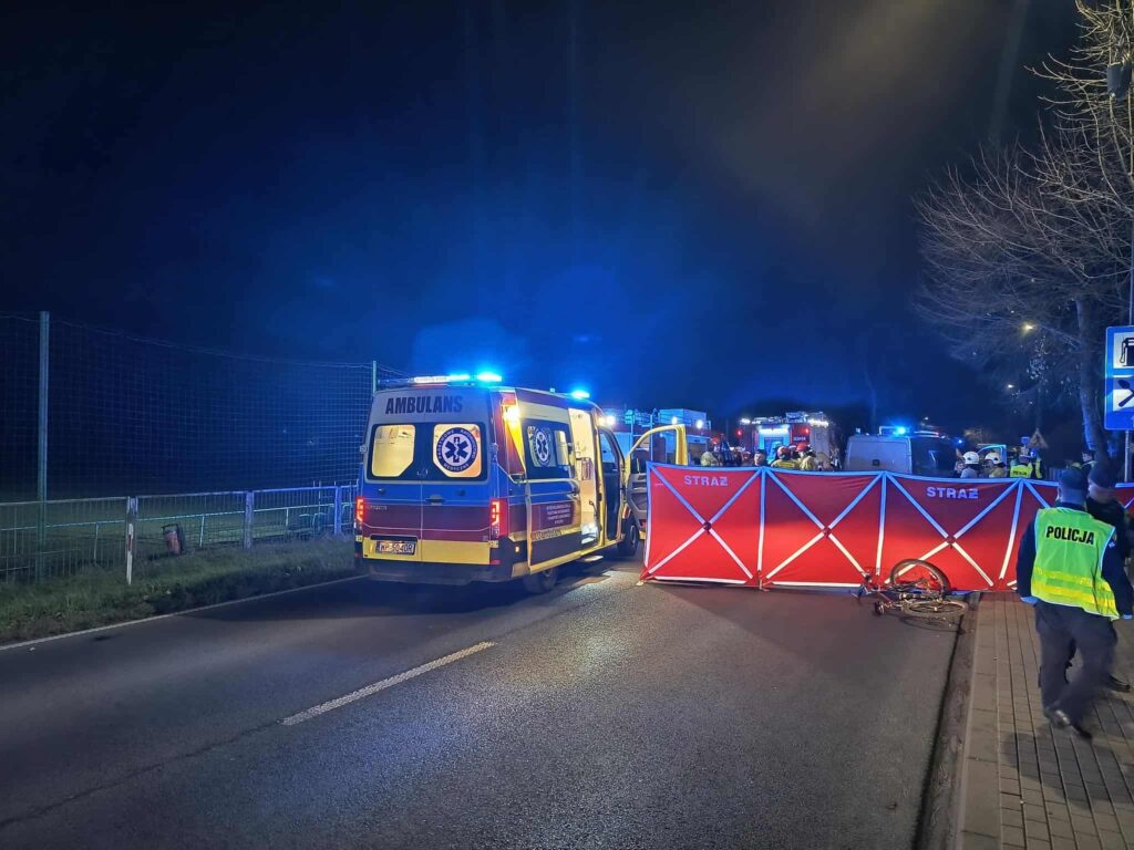 yolda trajik bir kaza meydana geldi bisiklet suren bir adam hareket halindeki bir aracin hemen onunden karayoluna cikti 63 yasindaki adam olay yerinde hayatini kaybetti 22976