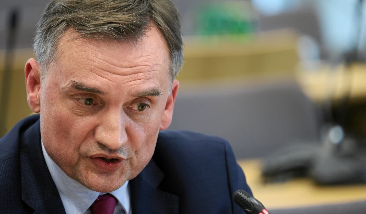 Ziobro noel den once parmakliklar ardinda mi hukuk ve adalet milletvekili gurledi yargic ozel toplanti emri verdi 25242