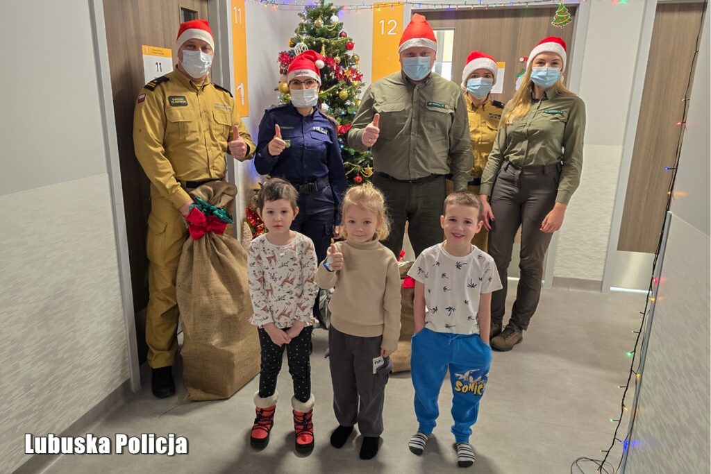 Nowa sól polisi noel mikołajı oldu: onkoloji servisindeki çocuklara oyuncak dolu arabalarla ziyaret 3 135 262609