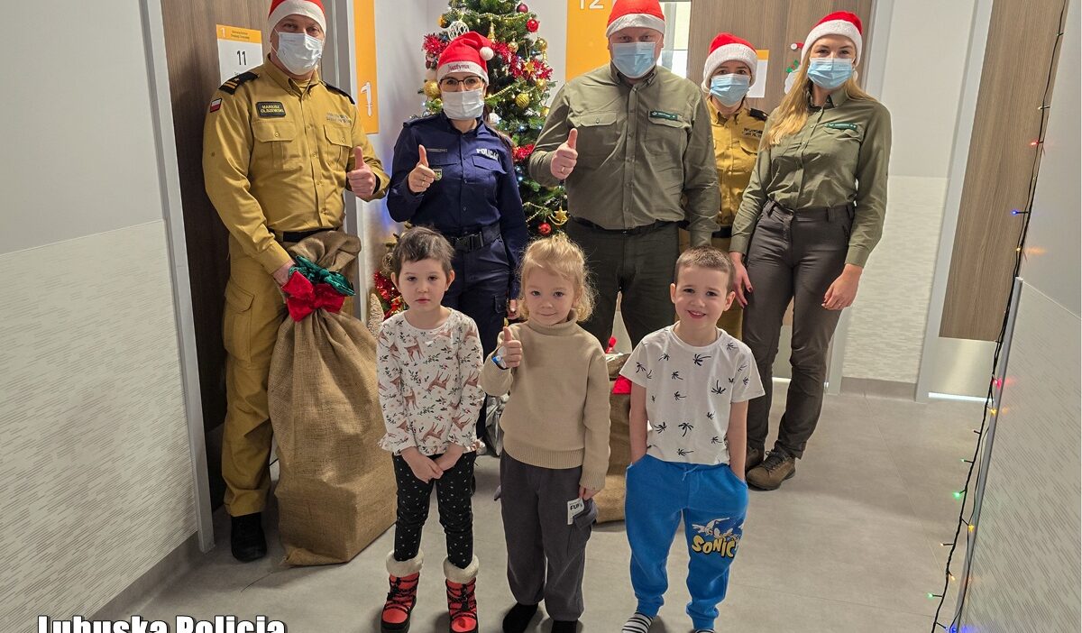 Nowa sól polisi noel mikołajı oldu: onkoloji servisindeki çocuklara oyuncak dolu arabalarla ziyaret 1 135 262609