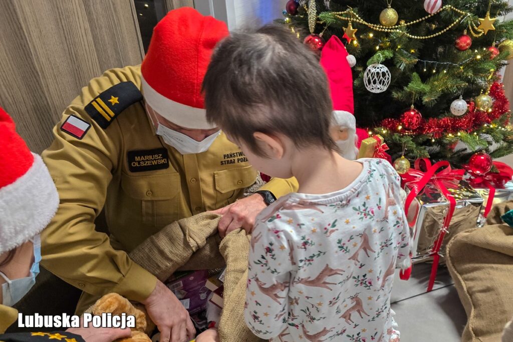 Nowa sól polisi noel mikołajı oldu: onkoloji servisindeki çocuklara oyuncak dolu arabalarla ziyaret 2 135 262610