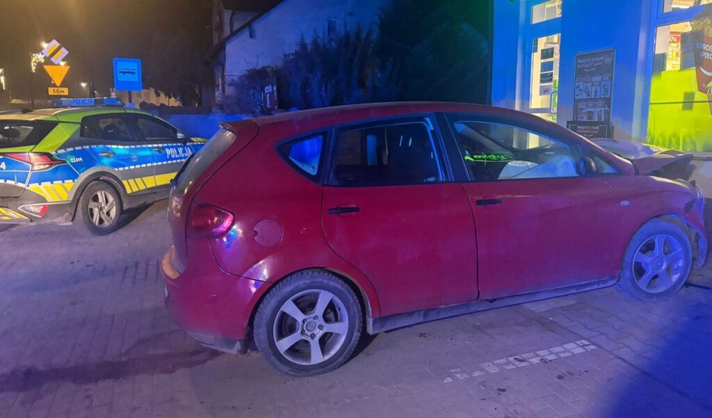 18 yasindaki sarhos bir genc arabasiyla bir dukkana daldi gencin ehliyeti yoktu ve arabada olmasi gerekenden daha fazla kisi vardi 30727