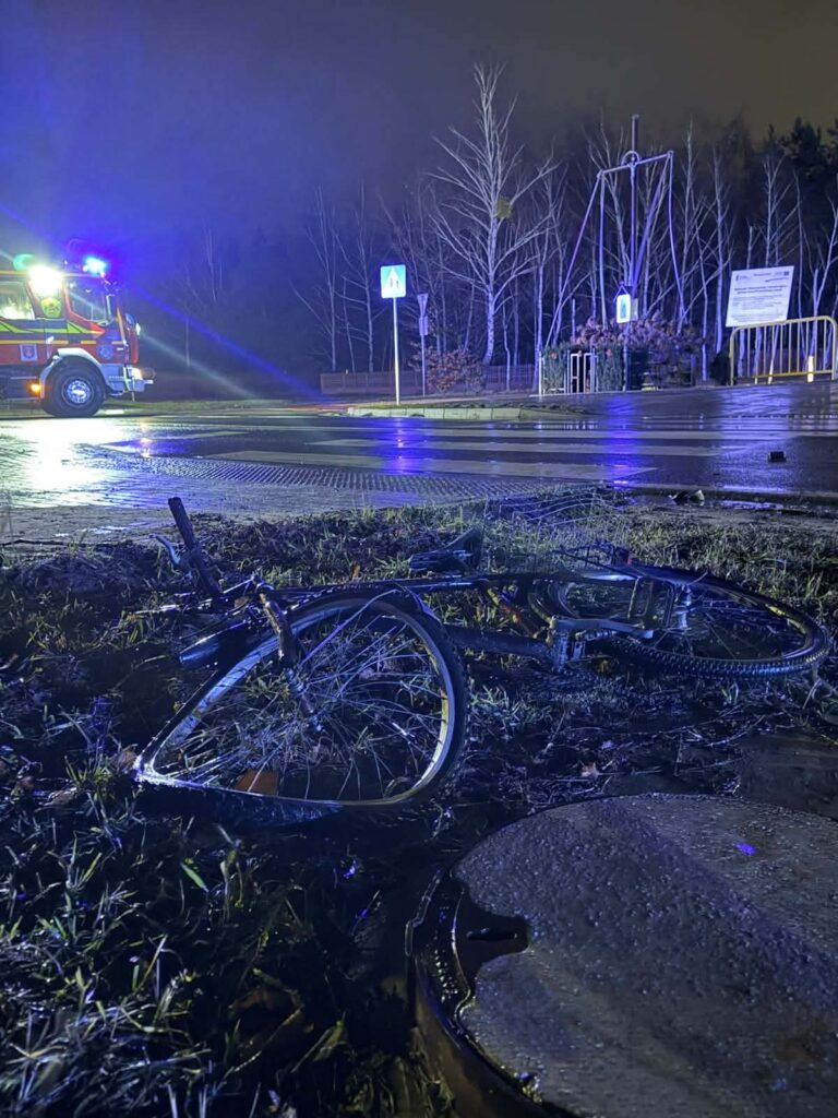 22 yasindaki bir kadin muhtemelen yaya gecidinden gecmekte olan bir bisikletliye carpti bisikletlinin durumu ciddi 28142