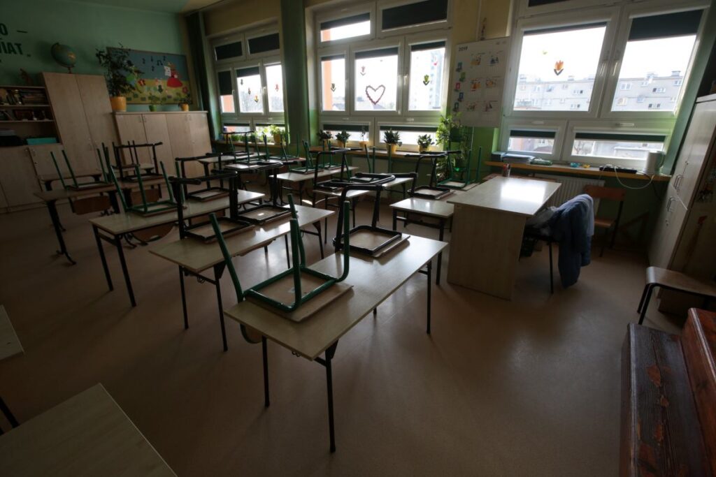 33 yasindaki ogretmenin olumu endiseli ogrenciler sinifa girdi 27486