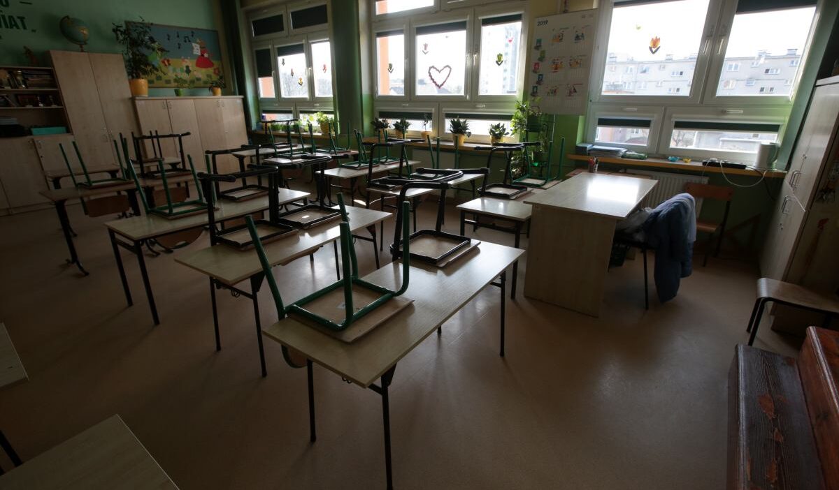 33 yasindaki ogretmenin olumu endiseli ogrenciler sinifa girdi 27486