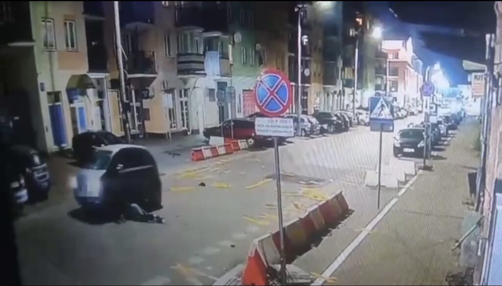 80 yasindaki bir kisi yayaya carpti uzerinden gecti ve yaraliyi yolda birakarak kacti vi deo 27063