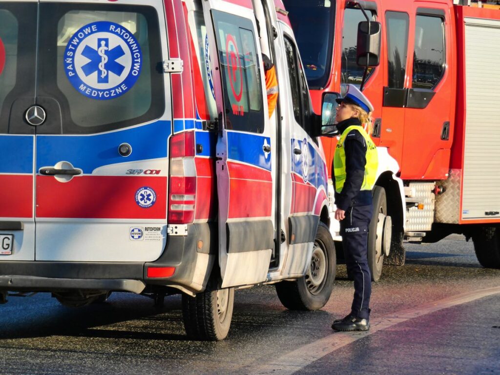 a4 te araba kazasi 43 yasindaki bir kadin kazadan sag kurtuldu kadin arabadan ciktiktan sonra oldu 28409