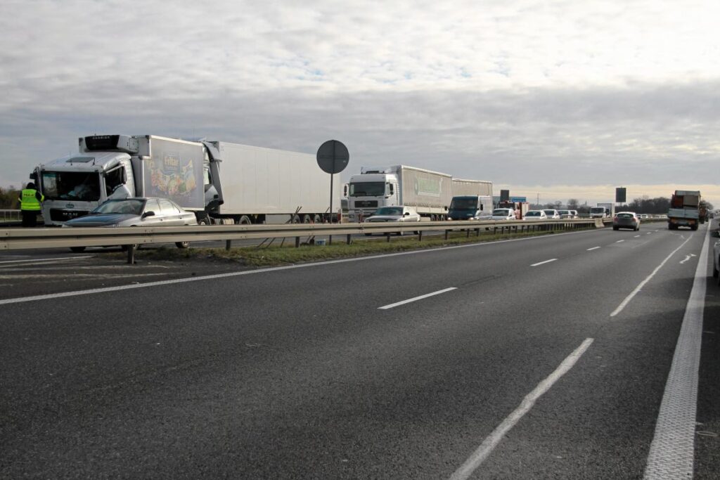 a4 wroc aw yonunde trafige kapatildi polis cagrisi var 27186