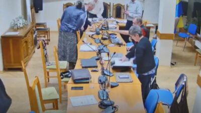 Agzini yirtma kucuk bir belediyedeki bir oturumda buyuk bir arbede yasandi olay polise intikal etti 30961