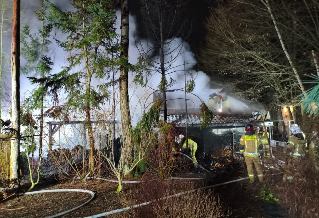 Ahşap bir baraka ve müştemilatta yangın. Dokuz itfaiye ekibi yangına müdahale etti 1 Ahsap bir baraka ve mustemilatta yangin dokuz itfaiye ekibi yangina mudahale etti 26965