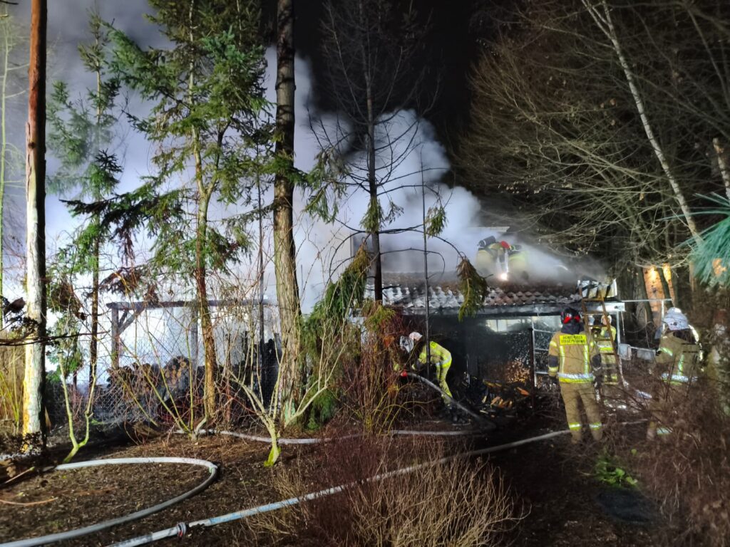 ahsap bir baraka ve mustemilatta yangin dokuz itfaiye ekibi yangina mudahale etti 26965