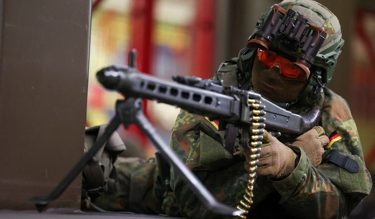 Almanya askerlik kurallarini degistiriyor 90 sehirde grevler 27891