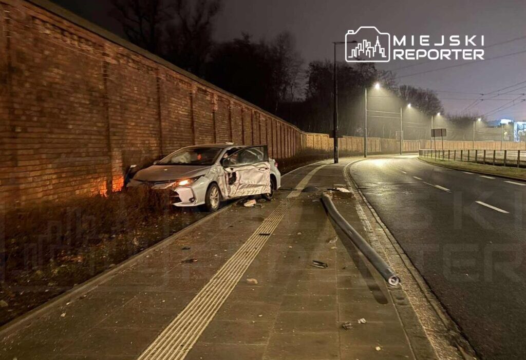 Araniyordu ve mahkemece araba kullanma yasagi vardi wola da bir lamba diregine ve bir mezarlik duvarina carpti 32584