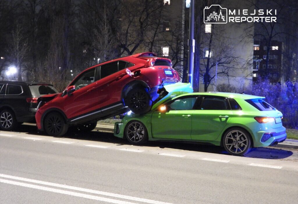 Audi rs3 marka bir spor otomobil bielany de park halindeki uc araca carpti arabalardan biri ikinci 29927
