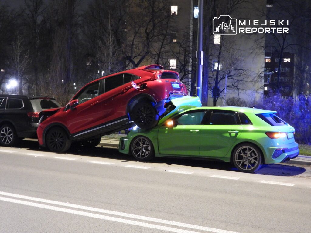 audi rs3 marka bir spor otomobil bielany de park halindeki uc araca carpti arabalardan biri ikinci 29927