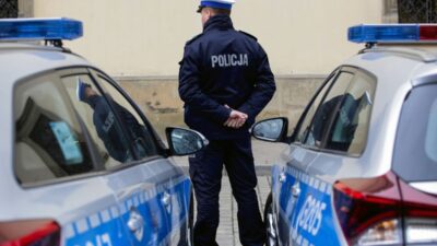 Augustow'da dramatik sahneler. Polis memurları altı haftalık bir kız bebeği kurtardı 2 Augustow da dramatik sahneler polis memurlari alti haftalik bir kiz bebegi kurtardi 27694