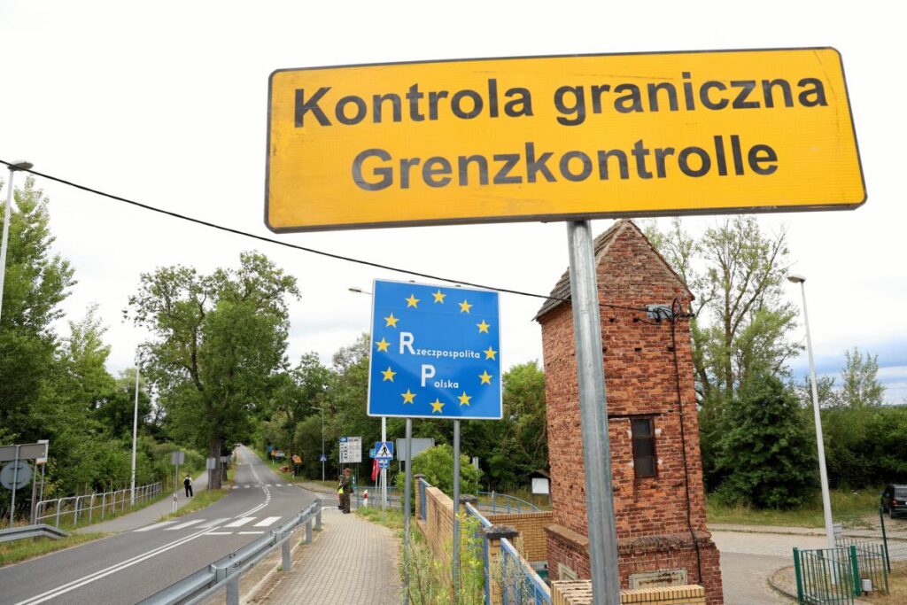 avrupa komisyonu gocmenlerin yeniden yerlestirilmesine iliskin kararini yayinladi polonya kucuk cemberin icinde 27762