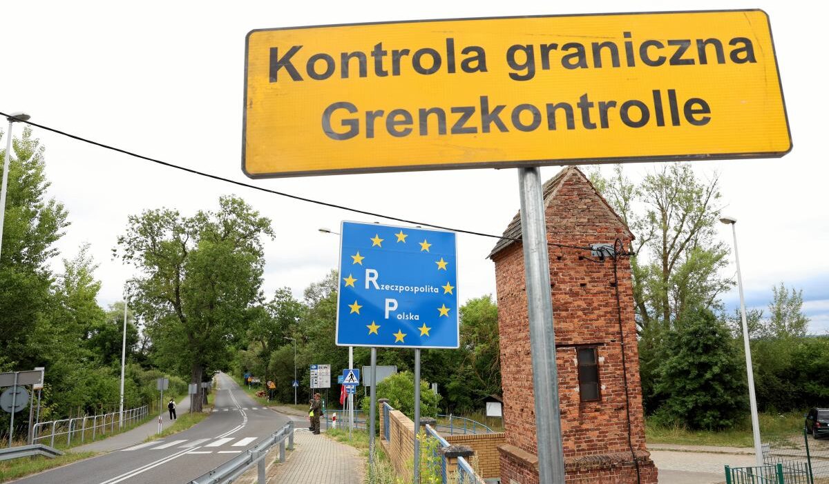 Avrupa komisyonu gocmenlerin yeniden yerlestirilmesine iliskin kararini yayinladi polonya kucuk cemberin icinde 27762